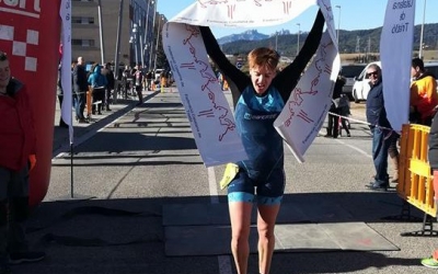 Laura Gómez creuant primera la meta a Terrassa | Àngel Viñeta